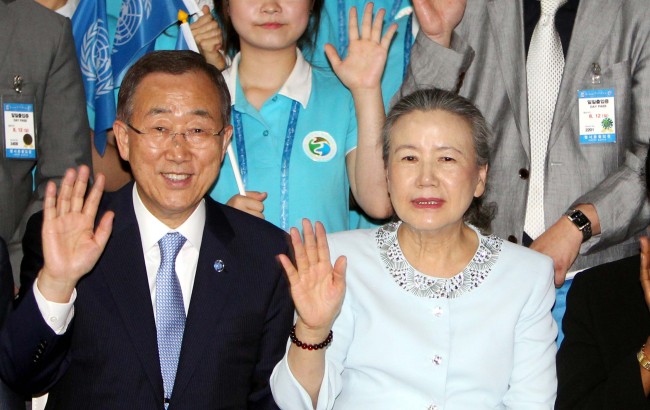 U.N. Secretary-General Ban Ki-moon and his wife Yoo Soon-taek wave at the Yeosu Expo on its final day on Sunday.   Yonhap News