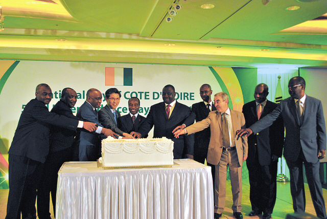 Ivorian Ambassador Kouassi Florent Ekra (fifth from left) and other ambassadors of African nations cut a cake to celebrate Ivory Coast’s national day in Seoul on Wednesday. (Robert Lee)