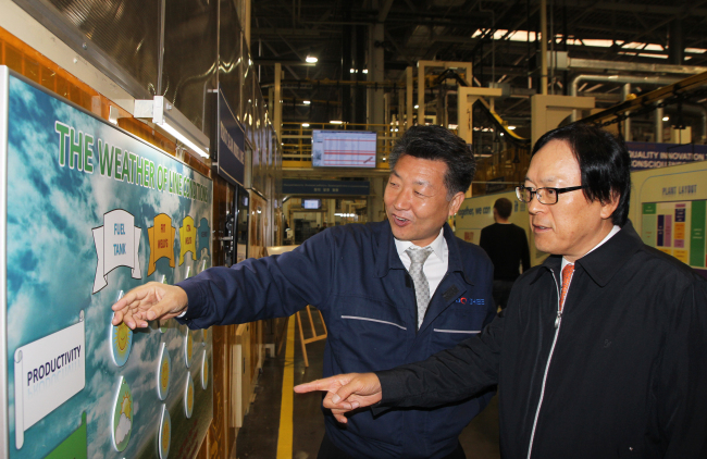Korea Eximbank chief executive Kim Yong-hwan (right) speaks with the head of the Russian arm of Donghee, a fuel tank supplier to Hyundai Motor, ahead of a meeting with the automaker and its suppliers in Saint Petersburg on Thursday. (Korea Eximbank)