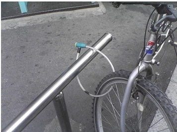 멍청한 자전거 주인… “가져가라는 뜻인가!”