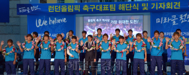 올림픽 출전 64년만에 첫 메달을 획득한 올림픽축구대표팀이 12일 오후 인천국제공항을 통해 입국한 뒤 해단식 기자회견에서 선수단이 손을 흔들고 있다.<br />김명섭 기자 msiron@