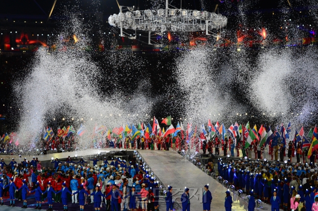 행복했던 17일간의 축제가 끝났다. 지난달 28일 개막한 지구촌 스포츠축제 ‘2012 런던올림픽’이 13일 오전(한국시간) 콘서트를 방불케 하는 흥겨운 폐막식을 끝으로 대단원의 막을 내렸다. 245명의 선수가 출전한 한국은 금메달 13개, 은메달 8개, 동메달 7개를 따내며 종합 5위에 올라 당초 목표했던 ‘10-10(금메달 10개로 종합 10위)’을 기분 좋게 초과 달성했다. 전통적인 강세종목인 양궁ㆍ유도는 물론이고 펜싱ㆍ사격ㆍ레슬링 등에서도 금메달을 쏟아냈고, 축구가 숙적 일본을 꺾고 사상 처음으로 메달을 따내는 쾌거를 이루기도 했다.
미국은 금메달 46개(은 29, 동 29)를 따내 ‘2008 베이징올림픽’에서 1위를 차지했던 중국(금38, 은27, 동 22)을 제치고 정상에 올랐다. 이날 폐막식은 선수들이 자유분방하게 입장해 공연을 즐기는 콘서트를 연상케 했다. 그룹 퀸과 스파이스걸스의 공연, 고(故) 존 레넌의 영상, 대회 기간 중 다양한 모습을 담은 영상 등은 대회의 마지막을 아름답고 화려하게 장식했다. 차기 대회는 2016년 브라질의 리우데자네이루에서 열린다. ▶관련기사 2·4·5·6·26면
[런던=올림픽사진공동취재단]