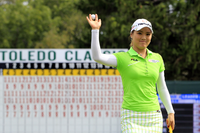 Korea’s Ryu So-yeon acknowledges the crowd after winning the Jamie Farr Toledo Classic.   AP-Yonhap News