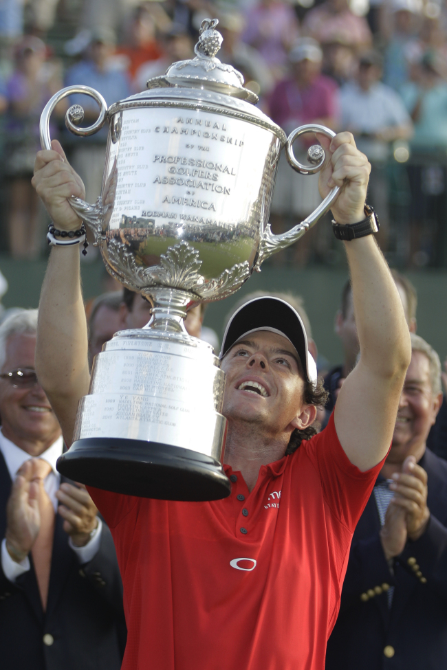 Rory McIlroy of Northern Ireland celebrates with the winner’s trophy.
AP-Yonhap News