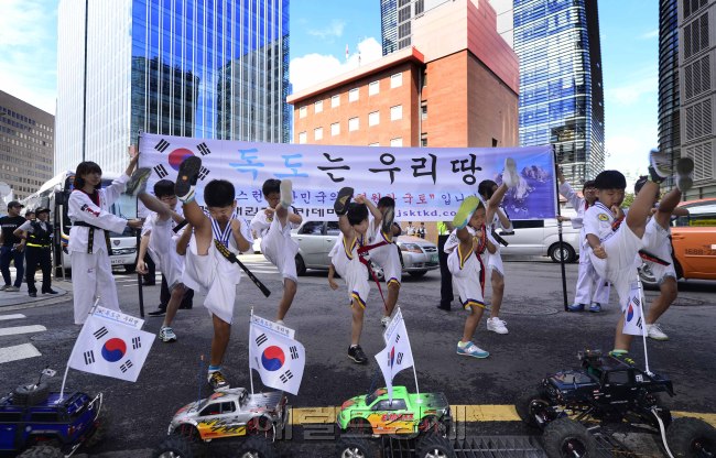 최근 독도문제가 이슈가 되고 있는 가운데 13일 오전 서울시 중학동 일본대사관 건너편 <br />위안부 소녀상에서 서울 강서구 화곡동의 JS.K 경호태권도 아카데미 김종삼 원장이 초<br />등학생 20명과 함께 태권도 시범을 보이고 있다. 김 원장은 위안부 소녀상 테러사건을 <br />보고 격분해 이번 태권도 시범을 보이게 됐다고 밝혔다. 박해묵 기자/mook@heraldm.com