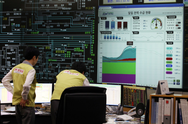 Officials at the Korea Power Exchange keep an eye on power levels after a shortage alert earlier this month. Yonhap News