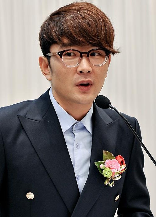 윤형빈(윤성호), 개그맨, 가수/윤형빈, 개명하고 신곡 ‘살아있네’ 발표 “방송활동은 無”