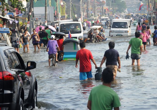 <YONHAP PHOTO-0684> Residents commute along a flooded stretch of road in Calumpit town, north of Manila on August 11, 2012. Thousands more Philippine flood victims crammed into evacuation centres on August 10 as waist-high water covered vast farming regions and the death toll from a week of misery rose to 60. AFP PHOTO / Jay DIRECTO../2012-08-11 16:49:29/ <저작권자 ⓒ 1980-2012 ㈜연합뉴스. 무단 전재 재배포 금지.>
Residents commute along a flooded stretch of road in Calumpit town, north of Manila.   AFP-Yonhap News