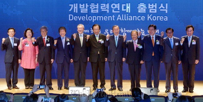 U.N. Secretary-General Ban Ki-moon (fourth from left), Foreign Minster Kim Sung-hwan (second from left) and other participants launch the Develop­ment Alliance Korea in Seoul on Monday.   Kim Myung-sub/The Korea Herald