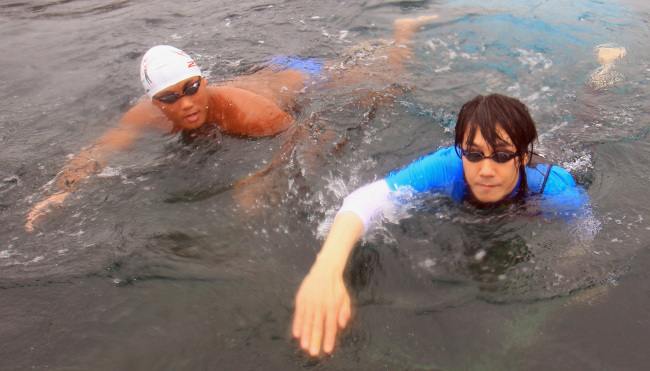 Koreans start 230-km swim to disputed islands