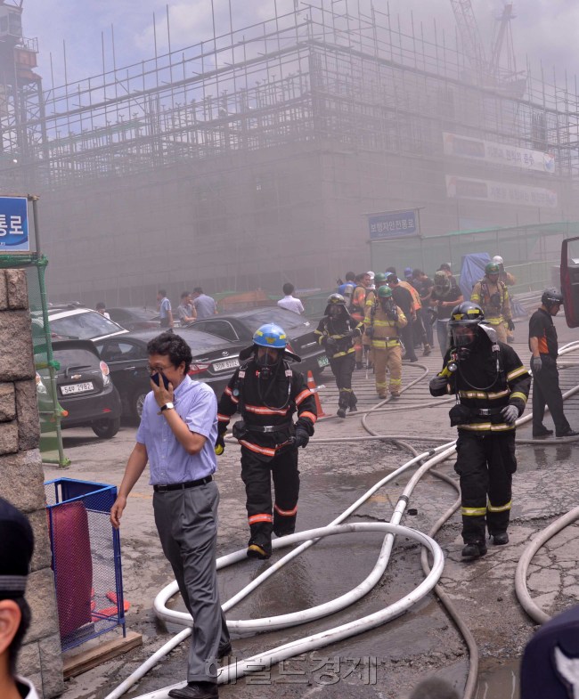 13일 오전 경복궁옆 국립현대미술관 신축공사장에서 화재가 발생하여 검은 연기가 하늘을 뒤덮고 있다.<br />이상섭 기자. babtong@heraldm.com 2012.08.13
13일 오전 경복궁옆 국립현대미술관 신축공사장에서 화재가 발생하여 검은 연기가 하늘을 뒤덮고 있다.
이상섭 기자. babtong@heraldm.com 2012.08.13