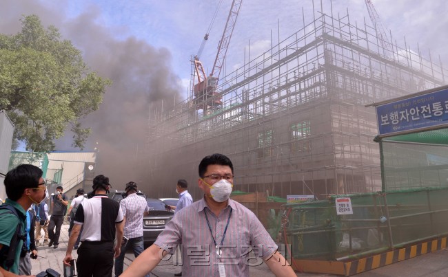 13일 오전 경복궁옆 국립현대미술관 신축공사장에서 화재가 발생하여 검은 연기가 하늘을 뒤덮고 있다.<br />이상섭 기자. babtong@heraldm.com 2012.08.13
13일 오전 경복궁옆 국립현대미술관 신축공사장에서 화재가 발생하여 검은 연기가 하늘을 뒤덮고 있다.
이상섭 기자. babtong@heraldm.com 2012.08.13