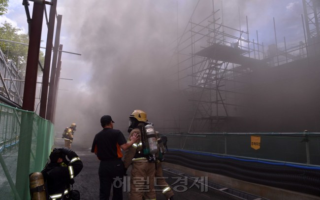 13일 오전 경복궁옆 국립현대미술관 신축공사장에서 화재가 발생하여 검은 연기가 하늘을 뒤덮고 있다.<br />이상섭 기자. babtong@heraldm.com 2012.08.13
13일 오전 경복궁옆 국립현대미술관 신축공사장에서 화재가 발생하여 검은 연기가 하늘을 뒤덮고 있다.
이상섭 기자. babtong@heraldm.com 2012.08.13