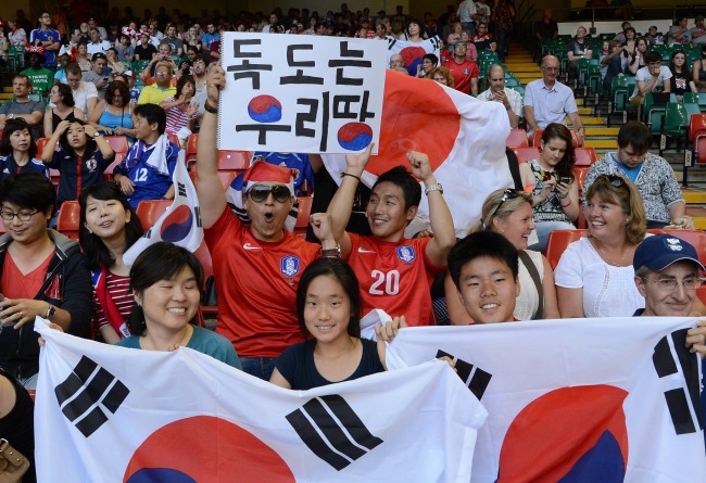 영국 런던올림픽 카티프 밀레니엄 축구장에서 독도는 우리땅이라는 박종우 선수가 손팻말을 들고 세레머니를 펼쳤던 원본을 한국 응원단들이 관중석에서 독도는 우리땅을 외치고있다 20120810 런던=올림픽사진공취재단 a
영국 런던올림픽 카티프 밀레니엄 축구장에서 독도는 우리땅이라는 박종우 선수가 손팻말을 들고 세레머니를 펼쳤던 원본을 한국 응원단들이 관중석에서 독도는 우리땅을 외치고있다 20120810 런던=올림픽사진공취재단 a
영국 런던올림픽 카티프 밀레니엄 축구장에서 독도는 우리땅이라는 박종우 선수가 손팻말을 들고 세레머니를 펼쳤던 원본을 한국 응원단들이 관중석에서 독도는 우리땅을 외치고있다 20120810 런던=올림픽사진공취재단 a