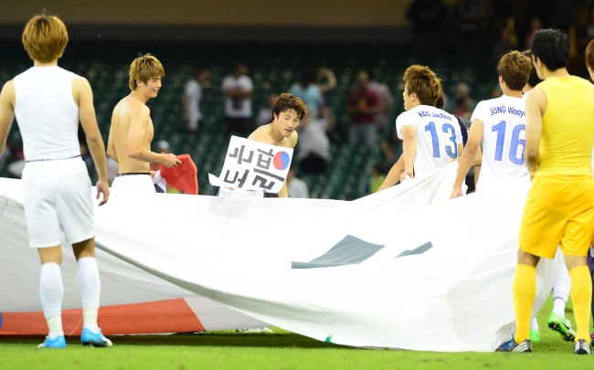 대한민국 올림픽축구 대표팀 선수들이 10일 오후(현지시각) 영국 카디프 밀레니엄 스타디움에서 열린 일본과의 경기에서 동메달을 딴 후 대형 태극기를 들고 운동장을 돌고 있는 동안 박종우(왼쪽에서 세번째)가 관중석에서 받아온 '독도는 우리땅'이라고 적힌 손피켓을 태극기위에 놓고 있다. 20120810카디프=올림픽사진공동취재단 f
대한민국 올림픽축구 대표팀 선수들이 10일 오후(현지시각) 영국 카디프 밀레니엄 스타디움에서 열린 일본과의 경기에서 동메달을 딴 후 대형 태극기를 들고 운동장을 돌고 있는 동안 박종우(왼쪽에서 세번째)가 관중석에서 받아온 '독도는 우리땅'이라고 적힌 손피켓을 태극기위에 놓고 있다. 20120810카디프=올림픽사진공동취재단 f
대한민국 올림픽축구 대표팀 선수들이 10일 오후(현지시각) 영국 카디프 밀레니엄 스타디움에서 열린 일본과의 경기에서 동메달을 딴 후 대형 태극기를 들고 운동장을 돌고 있는 동안 박종우(왼쪽에서 세번째)가 관중석에서 받아온 '독도는 우리땅'이라고 적힌 손피켓을 태극기위에 놓고 있다. 20120810카디프=올림픽사진공동취재단 f