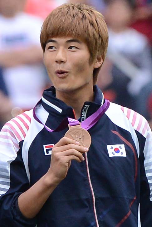 올림픽 축구대표팀 기성용이 11일(현지시간) 영국 런던 웸블리 스타디움에서 열린 시상식에서 동메달을 목에 걸고 재미난 표정을 짓고 있다. 20120811 런던=올림픽사진공동취재단d
올림픽 축구대표팀 기성용이 11일(현지시간) 영국 런던 웸블리 스타디움에서 열린 시상식에서 동메달을 목에 걸고 재미난 표정을 짓고 있다. 20120811 런던=올림픽사진공동취재단d
올림픽 축구대표팀 기성용이 11일(현지시간) 영국 런던 웸블리 스타디움에서 열린 시상식에서 동메달을 목에 걸고 재미난 표정을 짓고 있다. 20120811 런던=올림픽사진공동취재단d
기성용