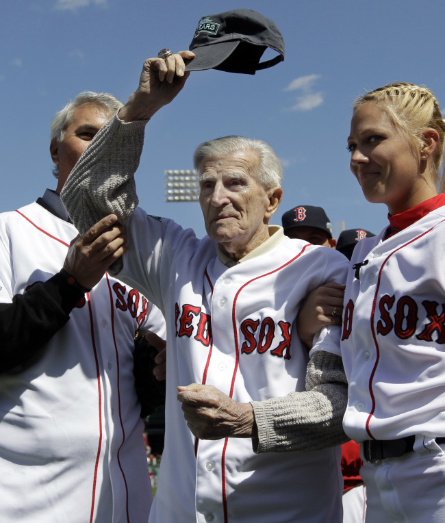 This April 13 file photo shows Boston Red Sox great Johnny Pesky at Fenway Park in Boston.   AP-Yonhap News