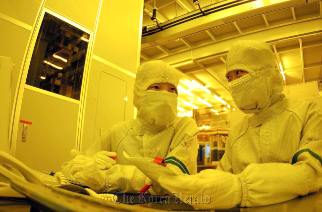 Employees work at  SK Hynix production line in Icheon, Gyeonggi Province.  Bloomberg