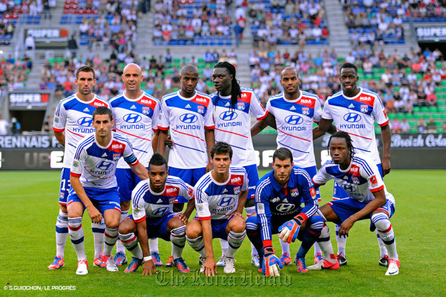 Players of Olympique Lyonnais pose wearing Hyundai logo uniforms for the first time before their opening match of the 2012-2013 season 1 against Stade Rennais FC on Aug. 11.   Hyundai Motor