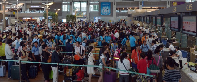 Travelers and students form a long line at the check-in counters at Incheon International Airport on Tuesday.   Kim Myung-sub/The Korea Herald