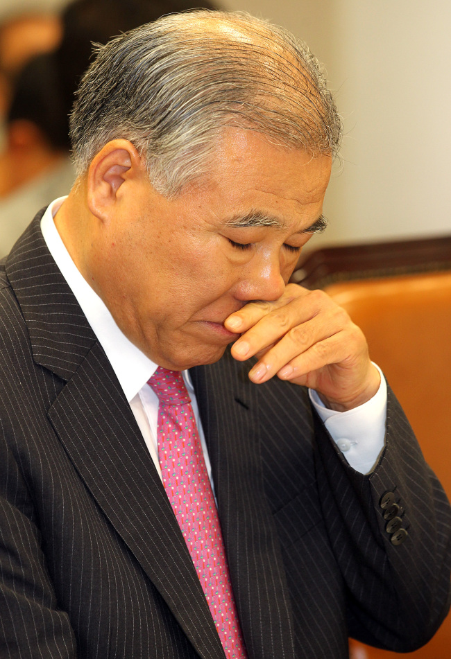 <YONHAP PHOTO-1239> 고개숙인 현병철 (서울=연합뉴스) 이지은 기자 = 현병철 인권위원장이 31일 오후 국회 운영위 전체회의에서 의원들의 의사진행발언을 들으며 고개를 숙이고 있다. 2012.7.31 jieunlee@yna.co.kr/2012-07-31 15:36:38/ <저작권자 ⓒ 1980-2012 ㈜연합뉴스. 무단 전재 재배포 금지.>