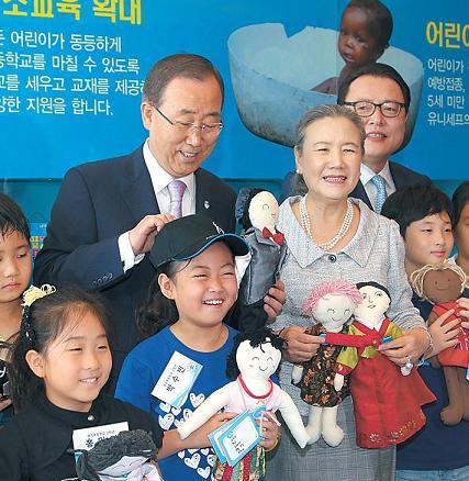 U.N. Secretary-General Ban Ki-moon and his wife Yoo Soon-taek pose with children at the Korean committee for the U.N. Children’s Fund in central Seoul on Tuesday. (Yonhap News)
