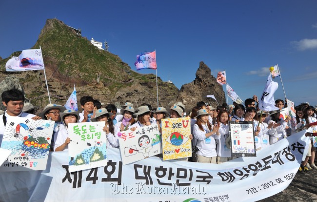 한국해양재단 주최 해양영토대장정에 참여한 대학생 100여명이 14일 오후 독도에서 기념촬영을 하고 있다. 독도/사진공동취재단