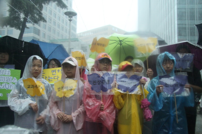 Comfort women hold 1,035th protest