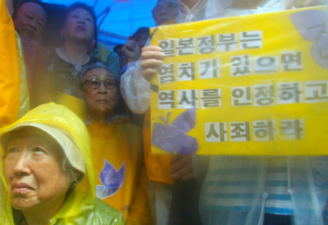Comfort women hold 1,035th protest
