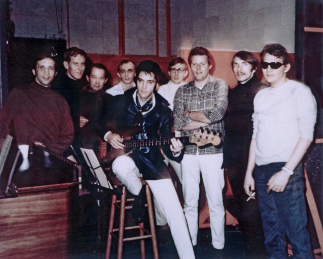 In this Jan. 22, 1969 photo provided by Elvis Presley Enterprises, Inc., Elvis Presley (center) poses for a photo at American Sound Studio with The Memphis Boys, an acclaimed studio band that worked with Elvis on two albums in 1969, in Memphis, Tennessee. Bobby Wood (left) is playing in a concert in Memphis on Aug. 16, the 35th anniversary of Elvis’ death in the Tennessee city.   AP-Yonhap News