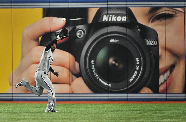 Caption: Chicago White Sox Alejandro De Aza catches a pop fly hit by Toronto Blue Jays Jeff Mathis during the seventh inning of a baseball game in Toronto Tuesday. (AP-Yonhap News)
