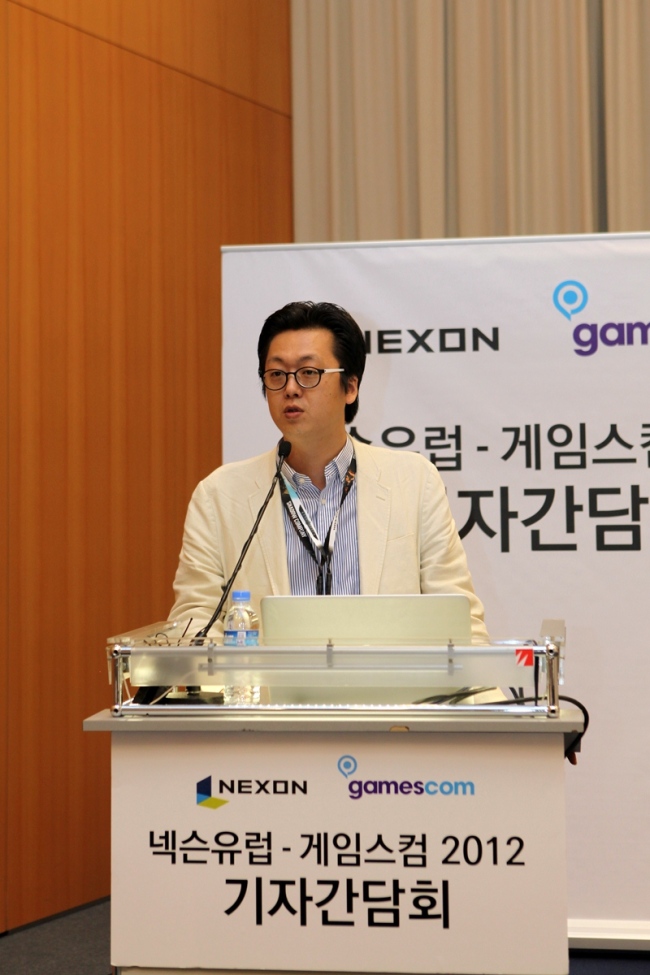 김성진 넥슨유럽 대표가 15일(현지시간) 독일 쾰른메세에서 열린 ‘게임스컴 2012 기자간담회’에서 유럽 게임 시장 현황에 대해 설명하고 있다.