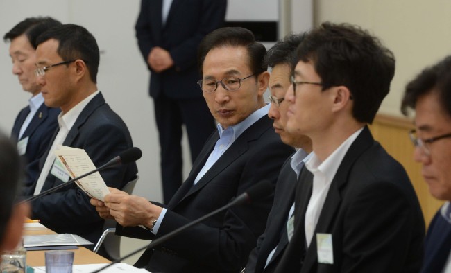 이명박대통령이 16일 오전 경북 구미시 구미전자정보기술원에서 열린 비상경제대책회의에서 자료를 살펴보고 있다.정희조기자.checho@-2012.08.16.
이명박 대통령이 16일 오전 경북 구미시 구미전자정보기술원에서 열린 비상경제대책회의에서 자료를 살펴보고 있다. 정희조 기자/checho@