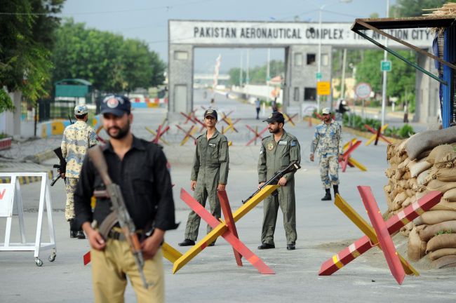 Pakistani Air Force personnel cordon the main entrance of the air force base following an attack in Kamra on Thursday.   AFP-Yonhap News