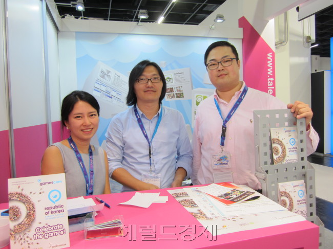 테일즈앱 김환규 이사(가운데)와 테일즈앱 직원들
테일즈앱 김환규 이사(가운데)와 테일즈앱 직원들