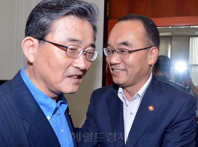 새누리당 예산당정회의가 17일 국회에서 열려 박재완 기획재정부장관과 이한구 원내대표가 악수하고 있다. 박현구 기자phko@heraldm.com 2012.08.16
새누리당 예산당정회의가 17일 국회에서 열려 박재완 기획재정부장관과 이한구 원내대표가 악수하고 있다. 박현구 기자phko@heraldm.com 2012.08.16