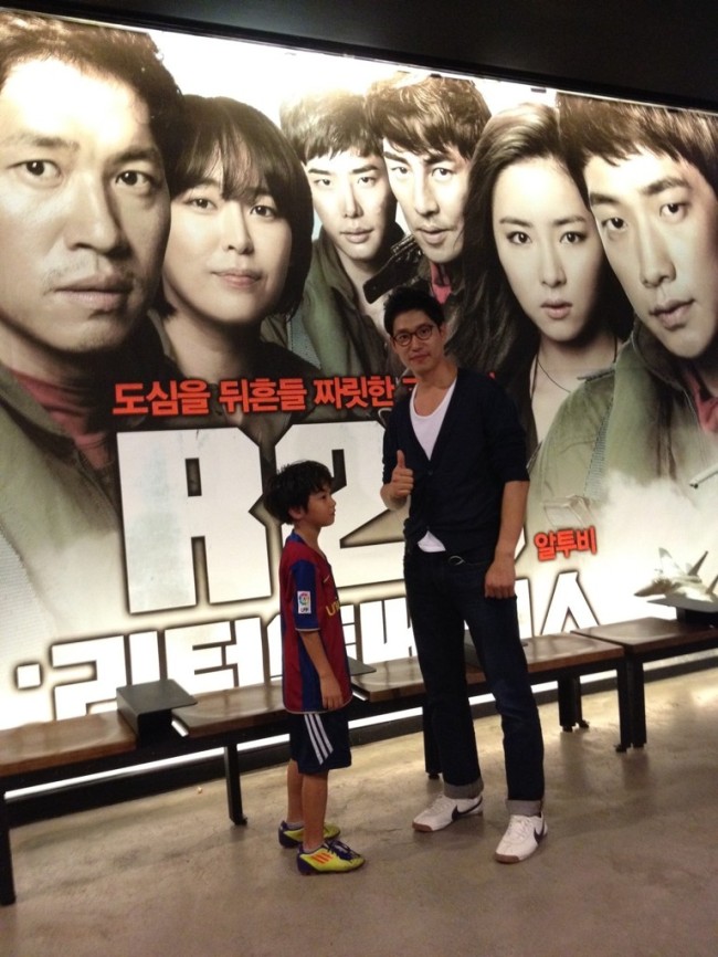 배우 홍은희가 남편인 배우 유준상의 출연작 ‘알투비:리턴투베이스’를 가족들과 함께 본 뒤 벌어진 에피소드를 공개해 팬들에게 잔잔한 웃음을 선사했다. 홍은희는 16일 자신의 트위터에 “함께 영화를 본 아들 동우 군이 메인 캐릭터는 비 삼촌이고 아빠는 그냥 캐릭터라고 말하자, 비 삼촌보다 아빠 얼굴이 더 크게 나왔으니 아빠가 메인 캐릭터”라고 대답해줬다는 내용의 멘션을 남겼다. 사진은 함께 영화를 보러온 유준상, 유동우 부자.
[사진=홍은희 트위터]
배우 홍은희가 남편인 배우 유준상의 출연작 ‘알투비:리턴투베이스’를 가족들과 함께 본 뒤 벌어진 에피소드를 공개해 팬들에게 잔잔한 웃음을 선사했다. 홍은희는 16일 자신의 트위터에 “함께 영화를 본 아들 동우 군이 메인 캐릭터는 비 삼촌이고 아빠는 그냥 캐릭터라고 말하자, 비 삼촌보다 아빠 얼굴이 더 크게 나왔으니 아빠가 메인 캐릭터”라고 대답해줬다는 내용의 멘션을 남겼다. 사진은 함께 영화를 보러온 유준상, 유동우 부자.
[사진=홍은희 트위터]