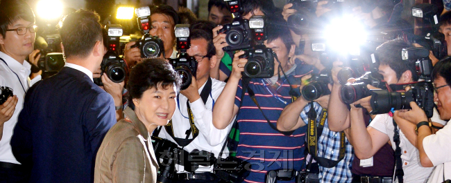 새누리당 박근혜 대선경선 후보가  17일 국회에서 열린 의원총회에 참석하며 기자들의 질문으 받고 있다. 박현구 기자phko@heraldm.com 2012.08.17