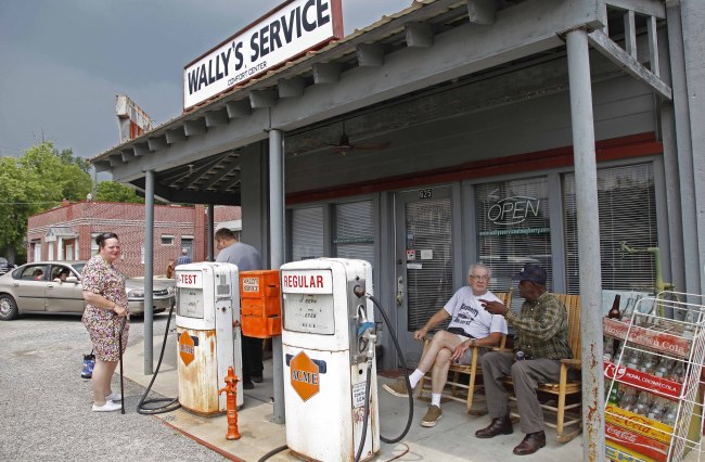 Melvin Miles and D.C. Rawley (right) chatting outside Wally’s Service, a replica from the Andy Griffith Show, in Mount Airy, North Carolina, on July 3. AP-Yonhap News