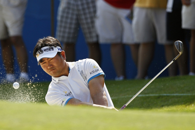 Yang Yong-eun hits from a sand trap on the 18th hole during the first round of the Wyndham Championship golf tournament in Greensboro, North Carolina, Thursday.   AP-Yonhap News