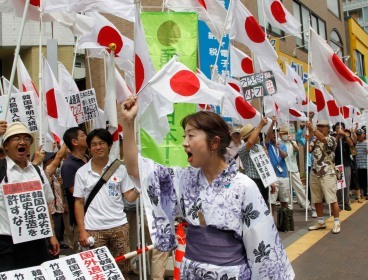 Protesters shout slogan at anti-Korea rally in Tokyo on Thursday. (AP-Yonhap News)