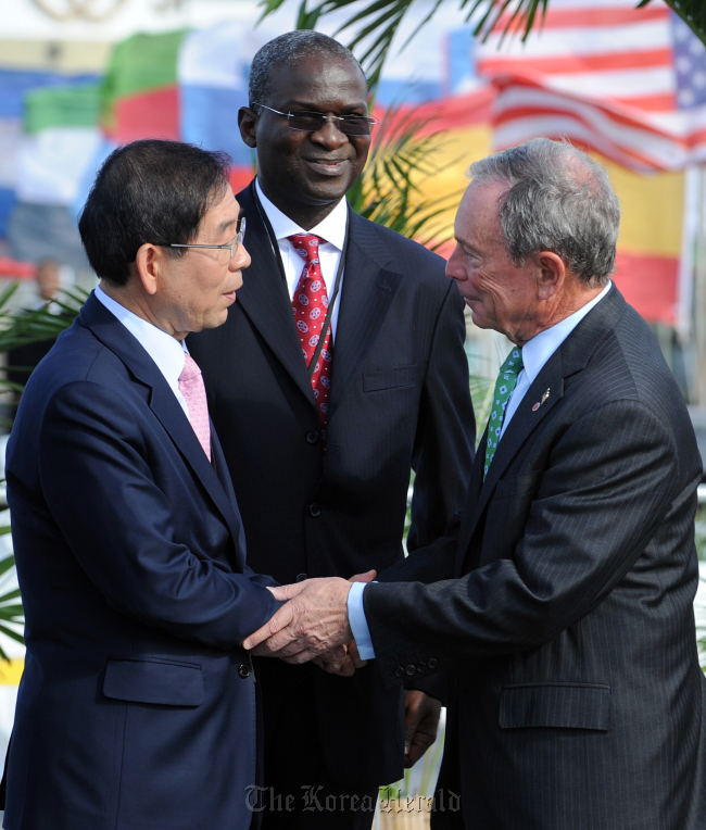 Seoul City Mayor Park Won-soon and New York City Mayor Michael Bloomberg greet at a meeting of the C40 Global Leadership on Climate Change, a group of city leaders committed to addressing climate change, in June in Rio de Janeiro. Yonhap News