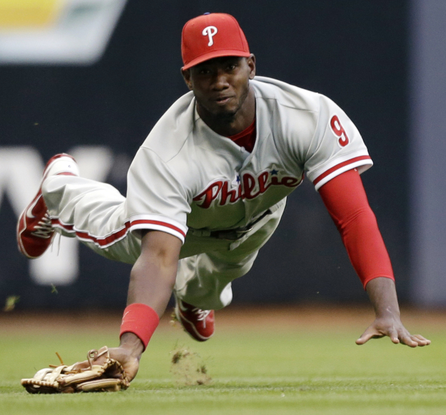 <YONHAP PHOTO-0216> Philadelphia Phillies' Domonic Brown dives for a base hit by Milwaukee Brewers' Jonathan Lucroy during the third inning of a baseball game on Saturday, Aug. 18, 2012, in Milwaukee. (AP Photo/Jeffrey Phelps)/2012-08-19 09:46:45/ <저작권자 ⓒ 1980-2012 ㈜연합뉴스. 무단 전재 재배포 금지.>
Philadelphia Phillies outfielder Domonic Brown attempts a diving catch on Saturday.
AP-Yonhap News