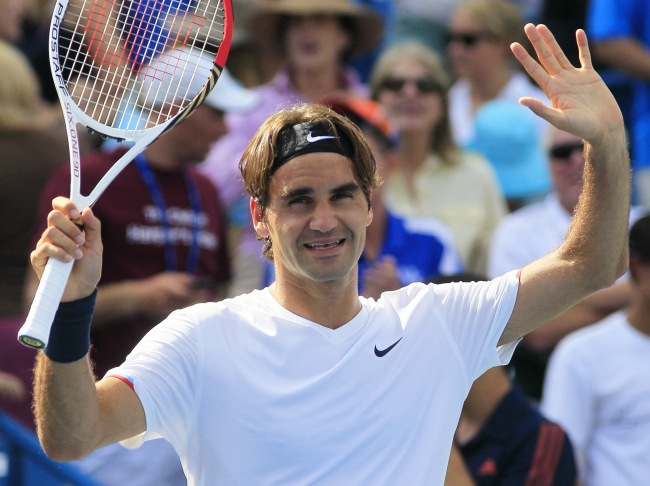 Roger Federer acknowledges the crowd after his win.   AP-Yonhap News
