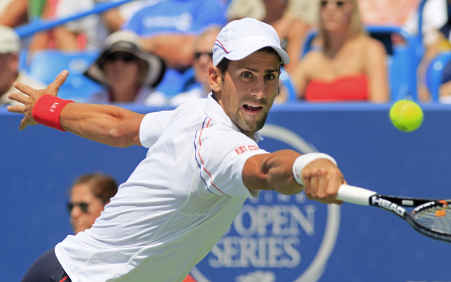 Novak Djokovic returns a shot against Juan Martin del Potro on Saturday.
AP-Yonhap News