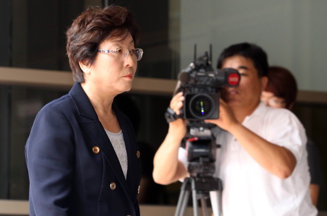 Former Saenuri Party member Rep. Hyun Young-hee appears before the Busan District Prosecutors’ Office on Sunday in her third summons over the cash-for-nomination investigation.   Yonhap News