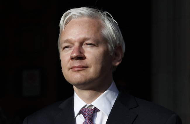 <YONHAP PHOTO-1630> WikiLeaks founder Julian Assange speaks to the media outside the Royal Courts of Justice in London in this December 5, 2011 file photo. Ecuador has granted political asylum to WikiLeaks' founder Julian Assange, Foreign Minister Ricardo Patino said on August 16, 2012 a day after the British government threatened to storm the Ecuadorean embassy in London to arrest Assange. REUTERS/Suzanne Plunkett/Files (BRITAIN - Tags: POLITICS CRIME LAW MEDIA)/2012-08-16 21:52:50/ <저작권자 ⓒ 1980-2012 ㈜연합뉴스. 무단 전재 재배포 금지.>