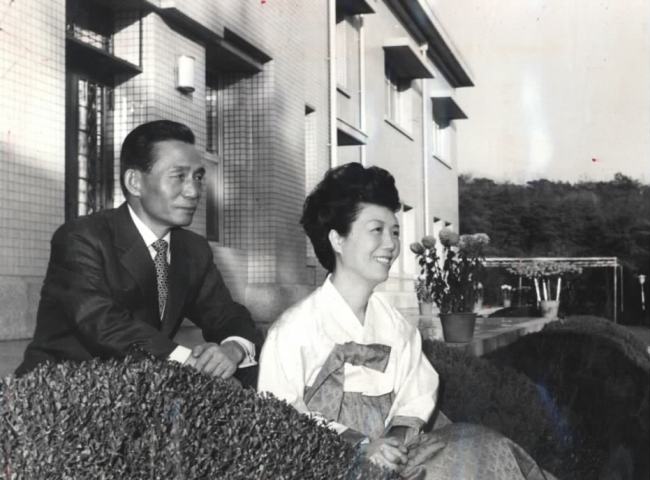 Late mother to Rep. Park Geun-hye and former first lady Yuk Young-soo is seen with her late husband, former President Park Chung-hee, in this file photo. The Korea Herald DB