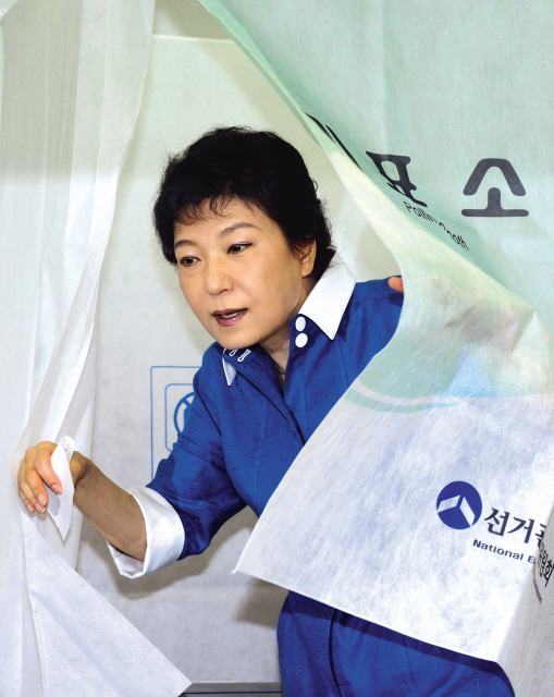 The ruling Saenuri Party’s presidential candidate Rep. Park Geun-hye leaves a polling booth in Yeongdeungpo, Seoul, as she votes in the party’s nationwide primary on Sunday. (Park Hae-mook/The Korea Herald)