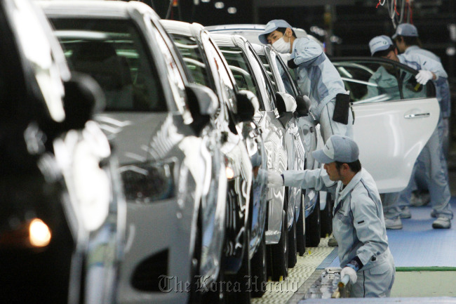 Workers make final inspections on Toyota Motor Corp. vehicles on the production line of the Central Motor Corp. plant in Ohira village, Miyagi Prefecture, Japan.   Bloomberg